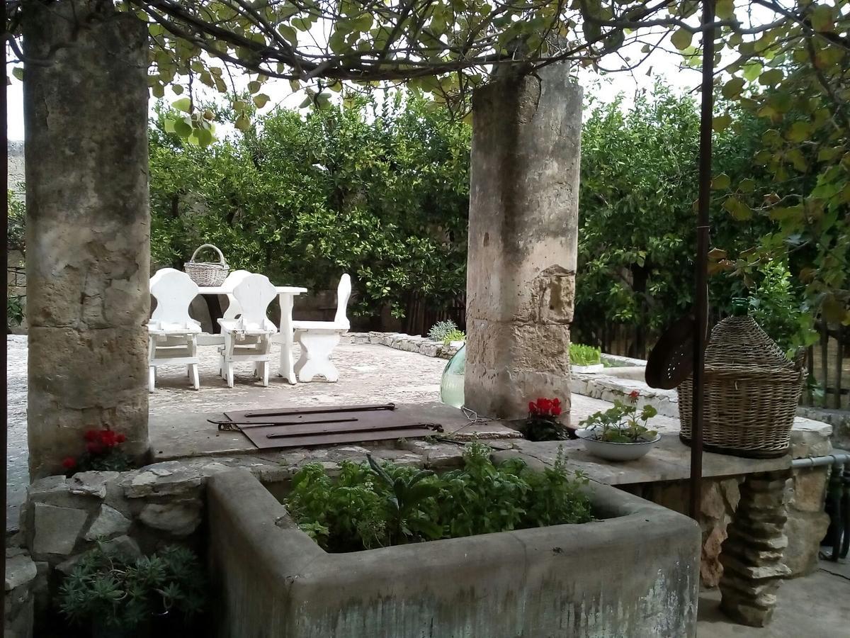 L'Aranceto Di Giorgia Bed & Breakfast Trani Bagian luar foto